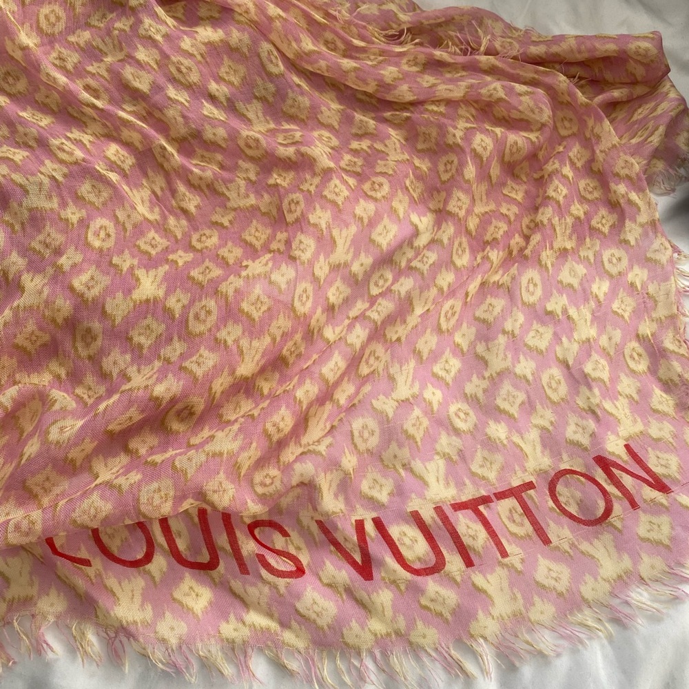 COPY - COPY - Gorgeous Louis Vuitton scarf. Very rare